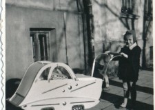 Powiększ zdjęcie Teresa Szufa z wózkiem dla lalek przed domem przy ul. Słowackiego