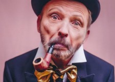 Powiększ zdjęcie Aleksander Szufa w głównej roli jako Iwan Kuźnicz-Podkolesin w sztuce „Ożenek” Mikołaja Gogola (Teatr „Otwarte Drzwi” Gorlickie Centrum Kultury)