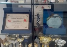 Powiększ zdjęcie Gablota z trofeami pingpongistów (w budynku „Sokoła”)