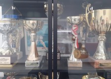 Powiększ zdjęcie Gablota z trofeami pingpongistów (w budynku „Sokoła”)