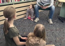 Powiększ zdjęcie Tata Grzegorz czyta dzieciom opowiadanie