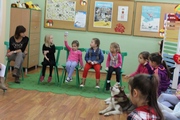 Dzieci 

powtarzają wierszyk o Pięciopsiaczkach + suczka z wierszyka Celestra 1