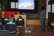 Na warsztatach z bajkodogoterapii dzieci oglądają film „Polak Mały” 2