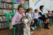 Dzieci i pies na zajęciach