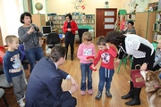 Uczniowie wręczają burmistrzowi kotyliony