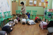uczniowie ćwiczą pozycję żółwia 