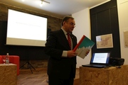 Janusz Sepioł  prezentuje swoją publikację 