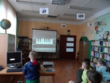 Dzieci grają na wirtualnym fortepianie  