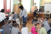 pani Anna tłumaczy uczniom jak komunikować się z psem 2