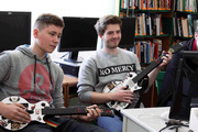 Klubowicze grają w Guitar Hero 