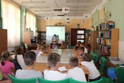 dzieci Centrum Językowego słuchają opowiadania O przesławnym Dersławie, co Gorlice założył 