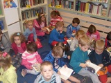 dzieci 

przeglądają ksiązki 