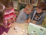 dzieci tworzą 

modele owadów 