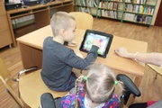 8583 – dzieci rysują na tabletach laurki walentynkowe