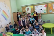 9881 — wspólne zdjęcie z dziećmi z Przedszkola Sióstr Służebniczek
