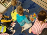 dzieci przeglądają książki 