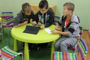 	podzieleni na grupy uczniowie szukają informacji w katalogach on-line 	
