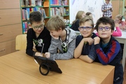 	podzieleni na grupy uczniowie szukają informacji w katalogach on-line 	