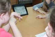 	podzieleni na grupy uczniowie szukają informacji w katalogach on-line 	