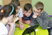 	podzieleni na grupy uczniowie szukają informacji w katalogach on-line 	