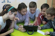 	podzieleni na grupy uczniowie szukają informacji w katalogach on-line 	