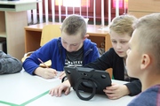 	podzieleni na grupy uczniowie szukają informacji w katalogach on-line 	