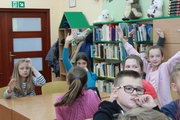 	podzieleni na grupy uczniowie szukają informacji w katalogach on-line 	