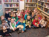 	przedszkolaki w bibliotece	