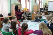 	2585 — czytanie bajki Wesoły Dzień Misia 	