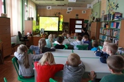 	2382 — Przedszkolaki oglądają prezentację multimedialną	
