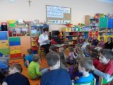 	0275 — bibliotekarki czytają dzieciom teksty o wiośnie	