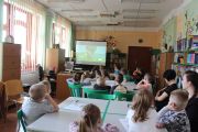 	4079 — dzieci oglądają film edukacyjny pt. W kontakcie z naturą	