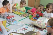 	4269 — dzieci z MP nr 1 przeglądają książki	