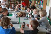 	4675 — maluchy, czterolatki z Przedszkola Sióstr Felicjanek w Gorlicach przy pracy 	