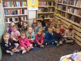 	przedszkolaki w bibliotece	