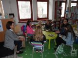 	klubowiczki podczas spotkania Młodzieżowego Dyskusyjnego Klubu Książki	