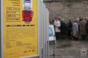 	Dsc09091 – plansza tytułowa wystawy plenerowej, w tle zgromadzona na rynku publiczność  	