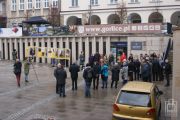 	otwarcie wystawy plenerowej na gorlickim rynku z udziałem burmistrza miasta i dyrektora MBP w Gorlicach  	