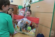 1077 — uczniowie oglądają rekwizyty teatralne
