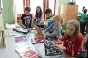 1081 — uczniowie oglądają rekwizyty teatralne