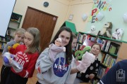 1089 — uczniowie oglądają rekwizyty teatralne