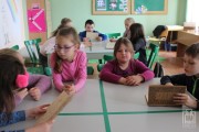  — uczniowie przeglądają książki 