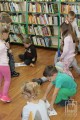 dzieci dopasowują ślady do zwierząt 