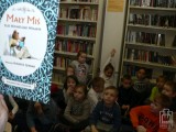 przedszkolaki słuchają książek o misiach 
