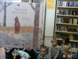 przedszkolaki słuchają książek o misiach 