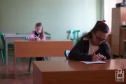 uczestnicy wypełniają test konkursowy