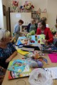 seniorzy wykonują własne książki sensoryczne