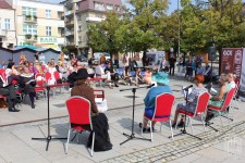 Rynek w Gorlicach widzowie oraz zgromadzeni uczestnicy czytania