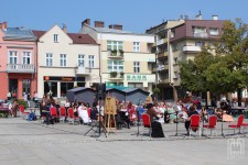 widok na osoby uczestniczące w Narodowym Czytaniu