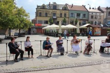 bibliotekarki oraz goście czytają ostatnie sceny Moralności Pani Dulskiej